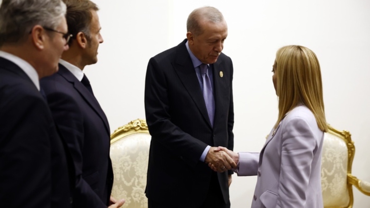 Ερντογάν σε Μελόνι: «Φαίνεσαι υπέροχη, αλλά πρέπει να σε κάνω να σταματήσεις το κάπνισμα» (βίντεο)