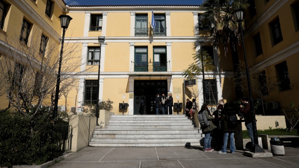 Χειροπέδες σε γυναίκα που έκανε χρήση κάνναβης μέσα στην Ευελπίδων – Καθημερινές οι συλλήψεις για παρόμοια αδικήματα