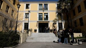 Χειροπέδες σε γυναίκα που έκανε χρήση κάνναβης μέσα στην Ευελπίδων – Καθημερινές οι συλλήψεις για παρόμοια αδικήματα