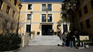Ελευσίνα: Παραδόθηκε και ο 18χρονος για την επίθεση με μαχαίρι στον 32χρονο – Ποινική δίωξη στον 22χρονο