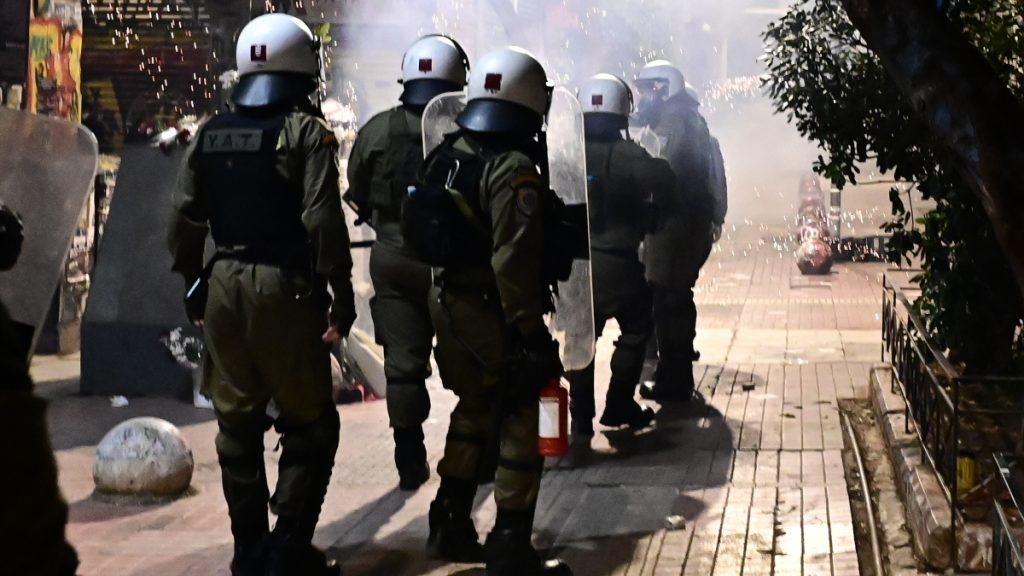 Εξάρχεια: Επίθεση με μολότοφ σε ΜΑΤ στην Χαριλάου Τρικούπη – 14 προσαγωγές