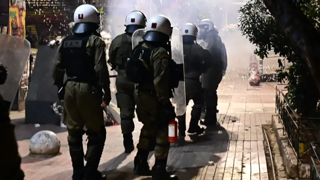 Εξάρχεια: Επίθεση με μολότοφ σε ΜΑΤ στην Χαριλάου Τρικούπη – 11 συλλήψεις