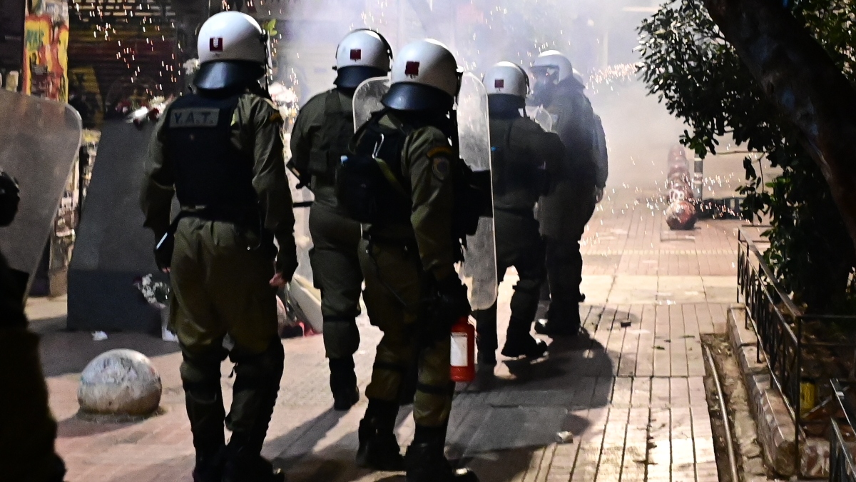 Εξάρχεια: Επίθεση με μολότοφ σε ΜΑΤ στην Χαριλάου Τρικούπη – 11 συλλήψεις