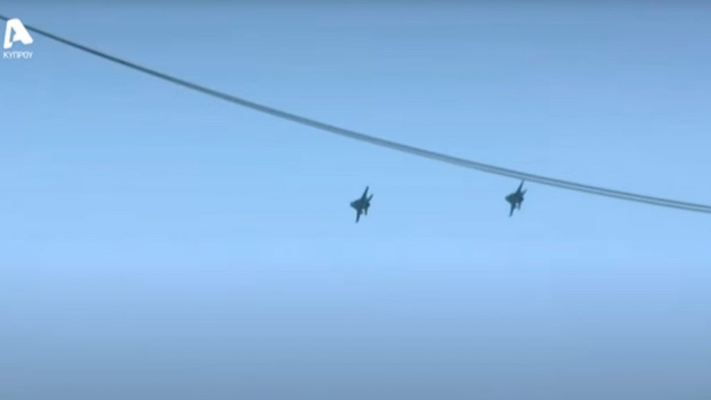 Εντυπωσιακή διέλευση ελληνικών F-16 Viper πάνω από τη Λευκωσία για την 65η επέτειο της Κυπριακής Δημοκρατίας (βίντεο)