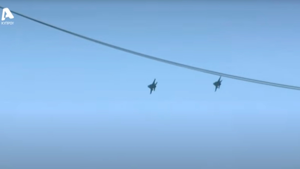 Εντυπωσιακή διέλευση ελληνικών F-16 Viper πάνω από τη Λευκωσία για την 65η επέτειο της Κυπριακής Δημοκρατίας (βίντεο)