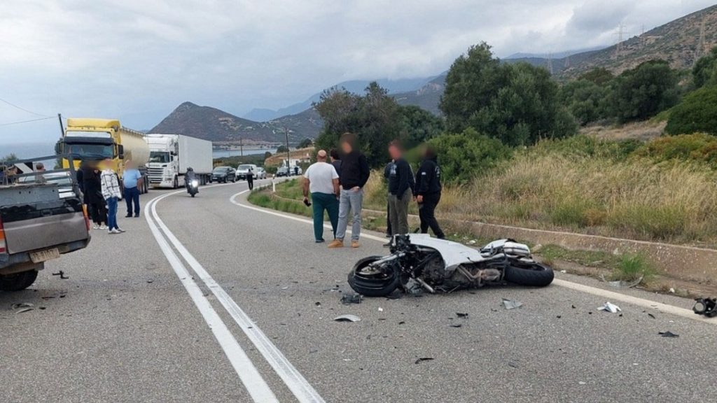 Φωκίδα: Ένας νεκρός και δύο τραυματίες μετά από σύγκρουση αγροτικού με μηχανές (Εικόνες)