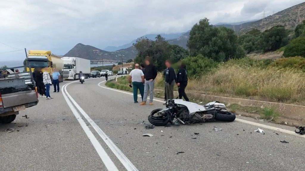 Φωκίδα: Ένας νεκρός και δύο τραυματίες μετά από σύγκρουση αγροτικού με μηχανές (Εικόνες)