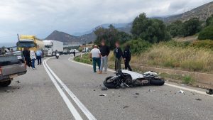 Φωκίδα: Ένας νεκρός και δύο τραυματίες μετά από σύγκρουση αγροτικού με μηχανές (Εικόνες)
