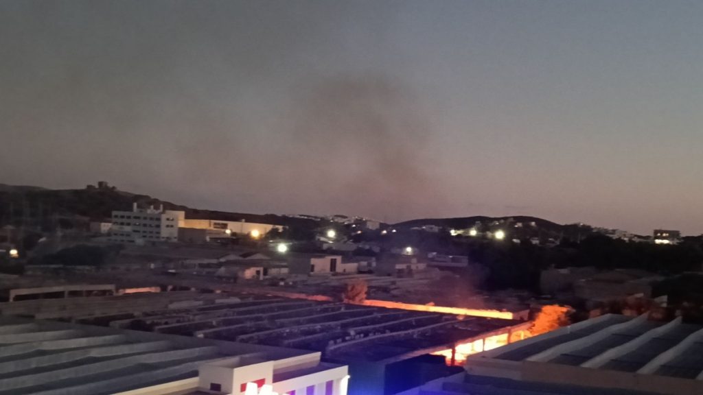 Φωτιά σε σκουπίδια στο πρώην εργοστάσιο Καρέλλα στο Λαύριο