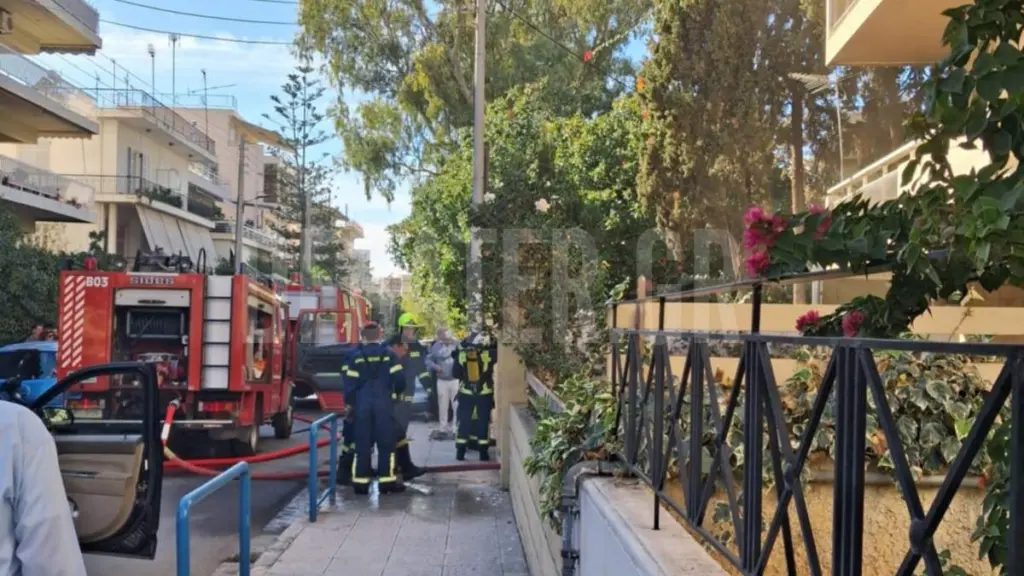Υπό μερικό έλεγχο η πυρκαγιά σε διαμέρισμα πολυκατοικίας στο Παλαιό Φάληρο – Απεγκλωβίστηκαν δύο ηλικιωμένοι