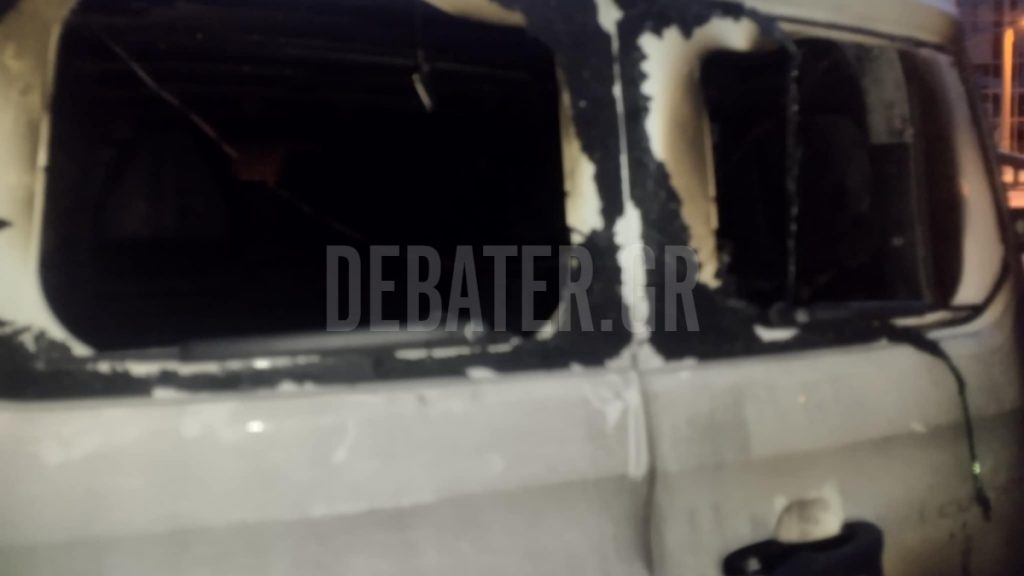 Φωτιά σε πυλωτή πολυκατοικίας στον Άγιο Δημήτριο – Στις φλόγες αυτοκίνητο και μηχανάκι (φωτογραφία)