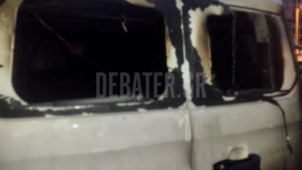 Φωτιά σε πυλωτή πολυκατοικίας στον Άγιο Δημήτριο – Στις φλόγες αυτοκίνητο και μηχανάκι (φωτογραφία)