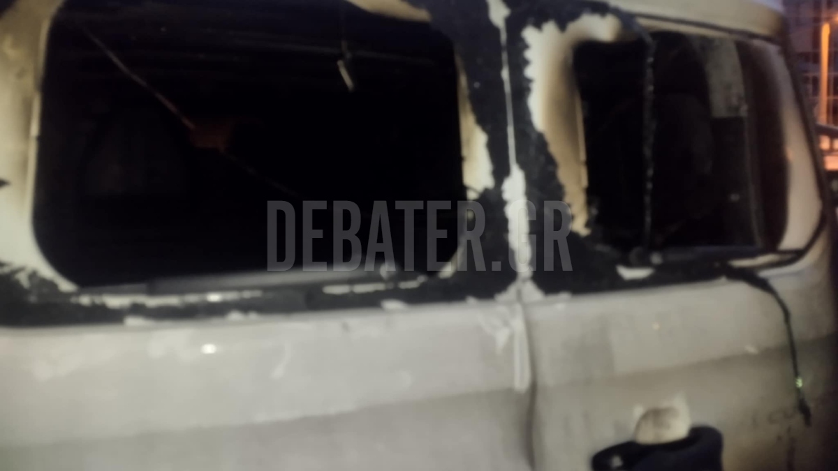 Φωτιά σε πυλωτή πολυκατοικίας στον Άγιο Δημήτριο – Στις φλόγες αυτοκίνητο και μηχανάκι (φωτογραφία)