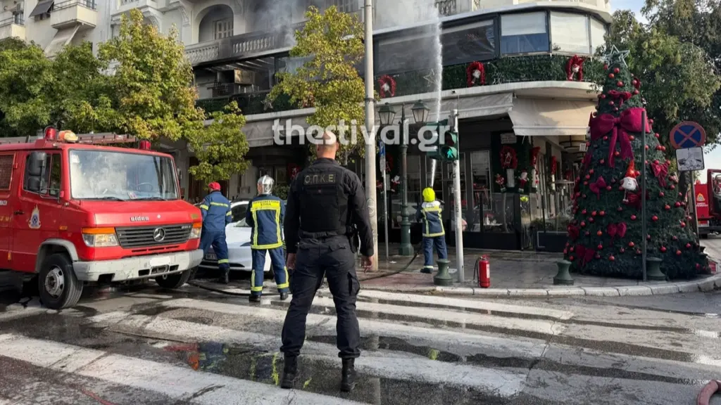 Φωτιά σε καφετέρια στη Λεωφόρο Νίκης στη Θεσσαλονίκη (βίντεο+φωτογραφίες)
