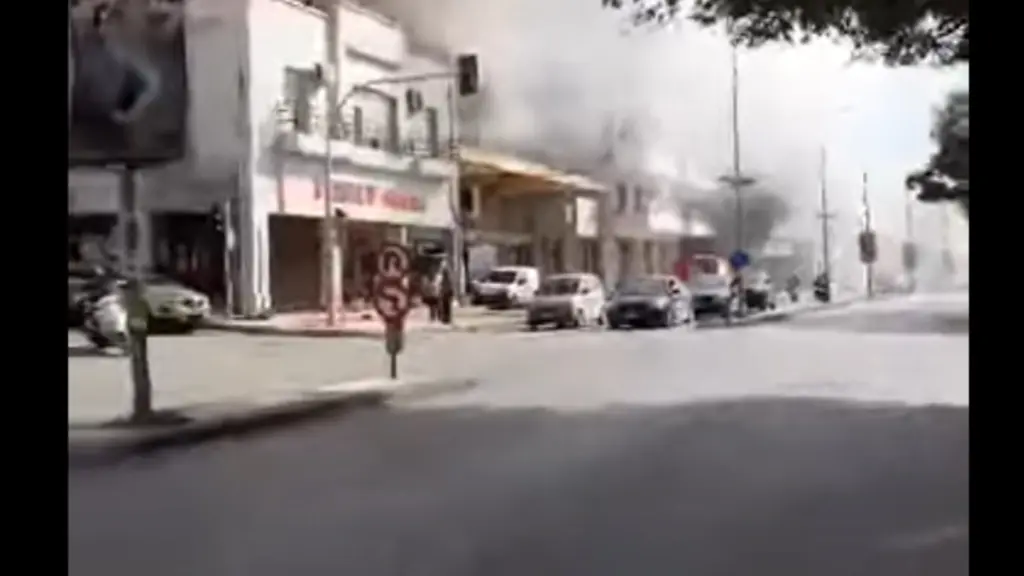 Θεσσαλονίκη: Χωρίς τις αισθήσεις ανασύρθηκε γυναίκα μετά από φωτιά σε πολυκατοικία (Βίντεο)