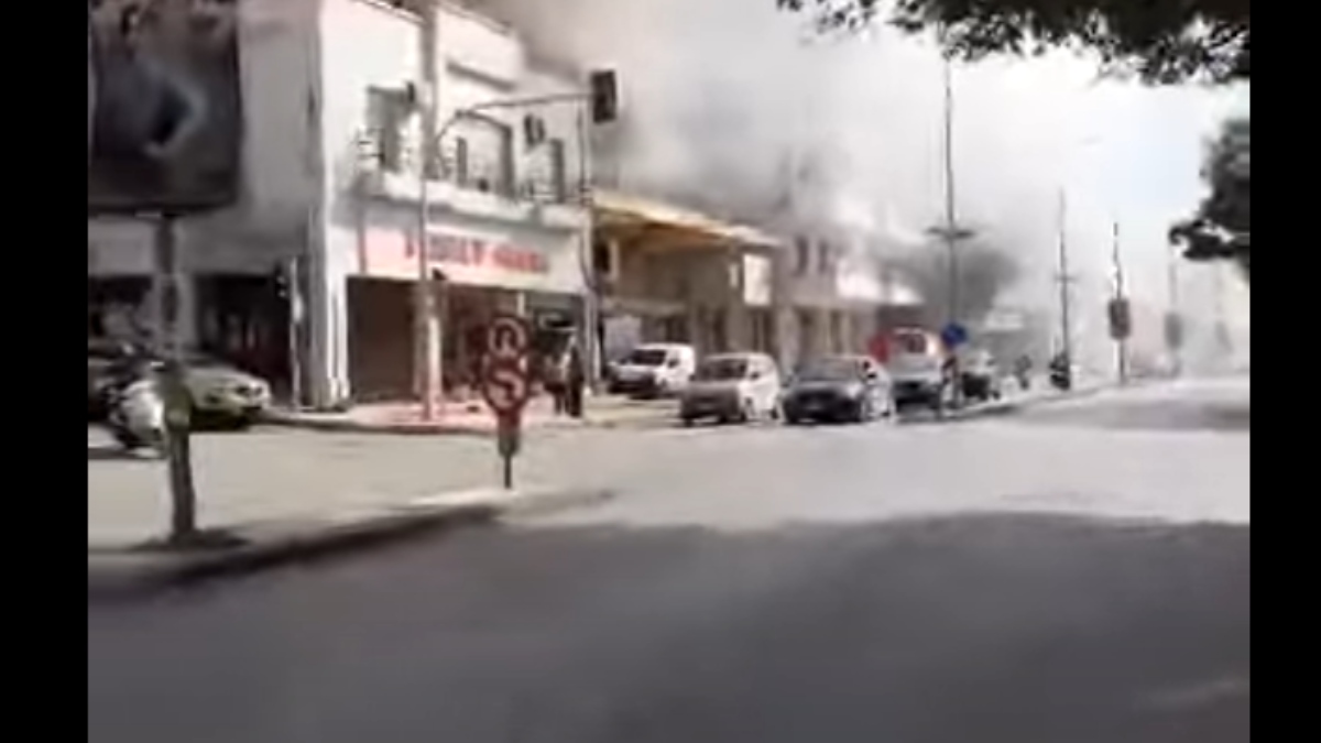 Θεσσαλονίκη: Χωρίς τις αισθήσεις ανασύρθηκε γυναίκα μετά από φωτιά σε πολυκατοικία (Βίντεο)