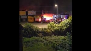 Φωτιά σε αποθήκη φρούτων στην Κατερίνη (Βίντεο)