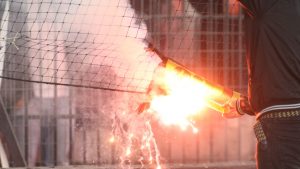 Συνελήφθη 49χρονος που έδωσε φωτοβολίδες στον ανήλικο γιο του σε ποδοσφαιρικό αγώνα