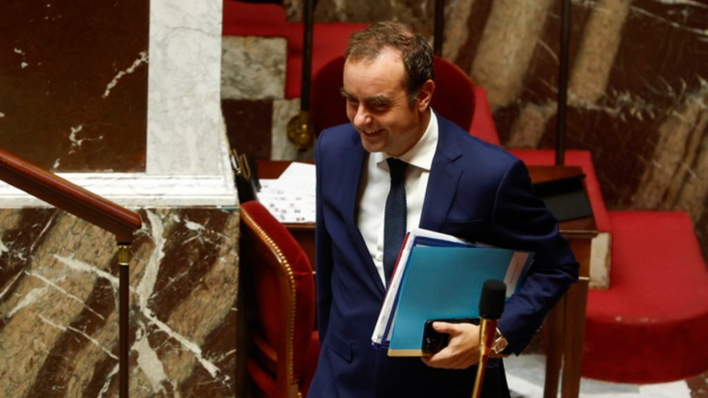 Γαλλία: Η Εθνοσυνέλευση απέρριψε την πρόταση μομφής κατά της κυβέρνησης Λεκορνί