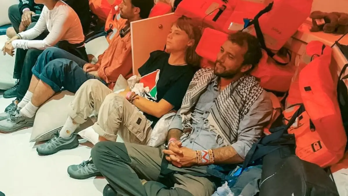Γκρέτα Τούνμπεργκ: «Την έσυραν από τα μαλλιά και την ανάγκασαν να φιλήσει την ισραηλινή σημαία» καταγγέλλει Τούρκος ακτιβιστής