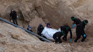 Γάζα: Πάνω από 50 νεκροί από τα ισραηλινά πλήγματα – Οργισμένο το Ισραήλ, κατηγορεί τη Χαμάς ότι στήνει “ανακαλύψεις” λειψάνων ομήρων