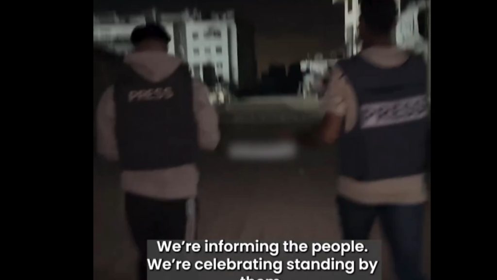 Συμφωνία Ισραήλ – Χαμάς: Η στιγμή που δημοσιογράφοι στην χωρίς ρεύμα Γάζα ανακοινώνουν την εκεχειρία (Βίντεο)