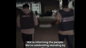 Συμφωνία Ισραήλ – Χαμάς: Η στιγμή που δημοσιογράφοι στην χωρίς ρεύμα Γάζα ανακοινώνουν την εκεχειρία (Βίντεο)