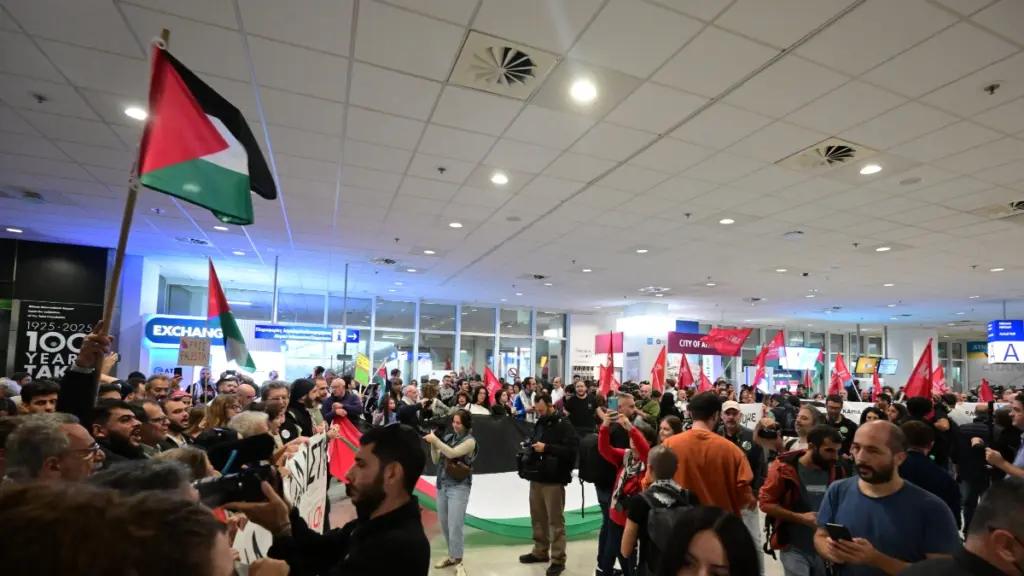 Οι 27  Έλληνες ακτιβιστές επέστρεψαν στην Ελλάδα – Μαζί τους η Γκρέτα Τούνμπεργκ