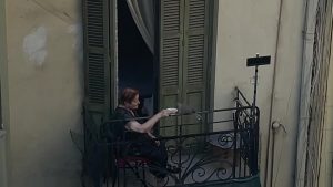 Θεσσαλονίκη: Η γιαγιά που ταΐζει ένα περιστέρι στο μπαλκόνι του σπιτιού της και συγκινεί – Δείτε το βίντεο