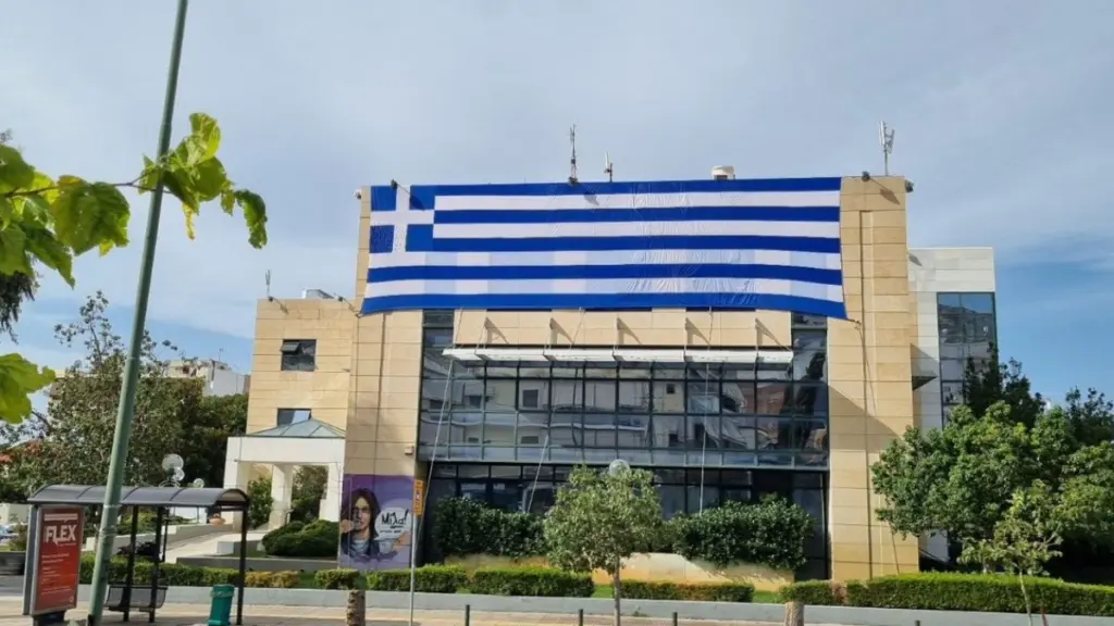 Τεράστια ελληνική σημαία στο Δημαρχείο της Ηλιούπολης (εικόνα+βίντεο)