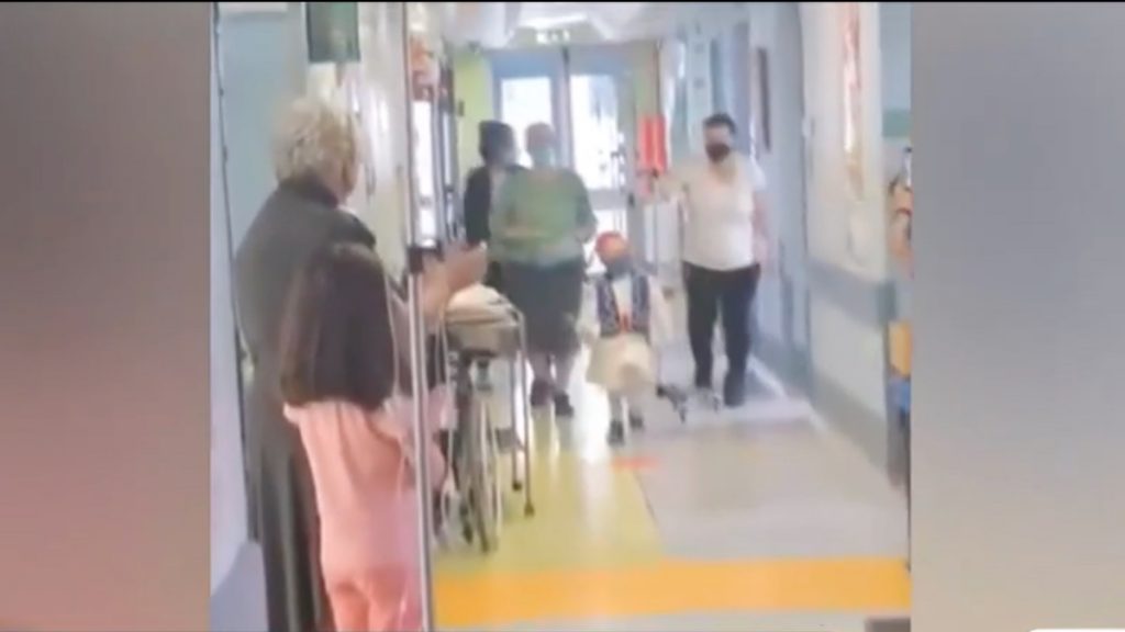 Ιπποκράτειο: Ο 5χρονος Γαβριήλ που μάχεται με τον καρκίνο έκανε «παρέλαση» ντυμένος τσολιάς