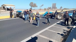 Έκλεισαν τον ΒΟΑΚ οι αγρότες – Μπλόκο στον δρόμο του Καρτερού Ηρακλείου (βίντεο+φωτογραφίες)