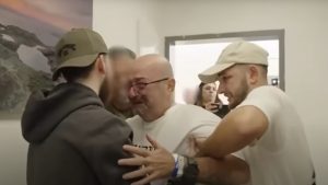 Ισραήλ: Συγκινητικό καλωσόρισμα παράλυτου πατέρα στον όμηρο γιο του – Σηκώθηκε από το αναπηρικό αμαξίδιο για να τον αγκαλιάσει (βίντεο)