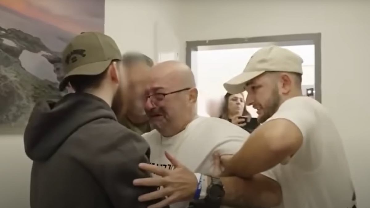 Ισραήλ: Συγκινητικό καλωσόρισμα παράλυτου πατέρα στον όμηρο γιο του – Σηκώθηκε από το αναπηρικό αμαξίδιο για να τον αγκαλιάσει (βίντεο)