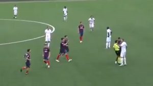 Απίθανη φάση στην Ιταλία: Ήθελε να τηρήσει το fair play αλλά έβαλε γκολ από τα 50 μέτρα (βίντεο)