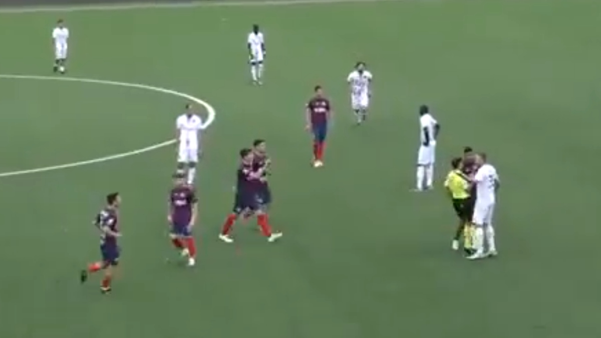 Απίθανη φάση στην Ιταλία: Ήθελε να τηρήσει το fair play αλλά έβαλε γκολ από τα 50 μέτρα (βίντεο)