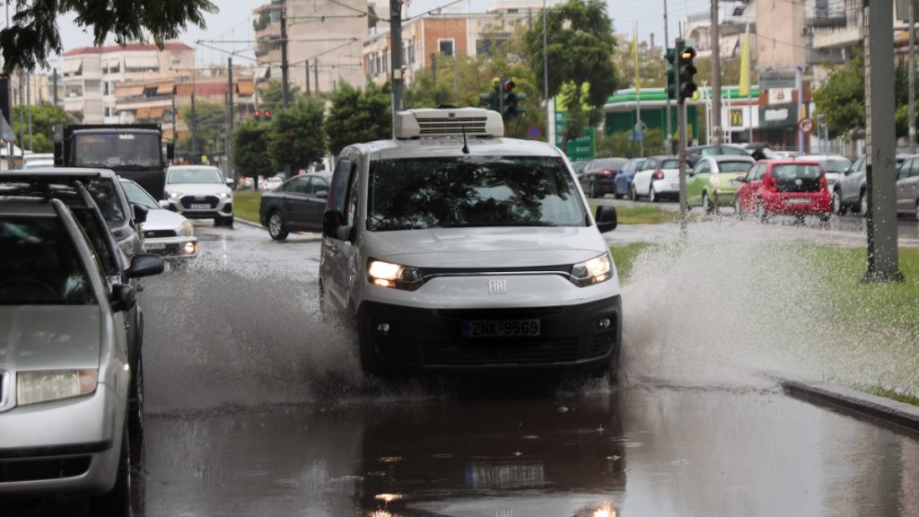 Καιρός: Βροχές και καταιγίδες θα πλήξουν τη χώρα – Ποιες περιοχές θα επηρεαστούν περισσότερο από την “Barbara”
