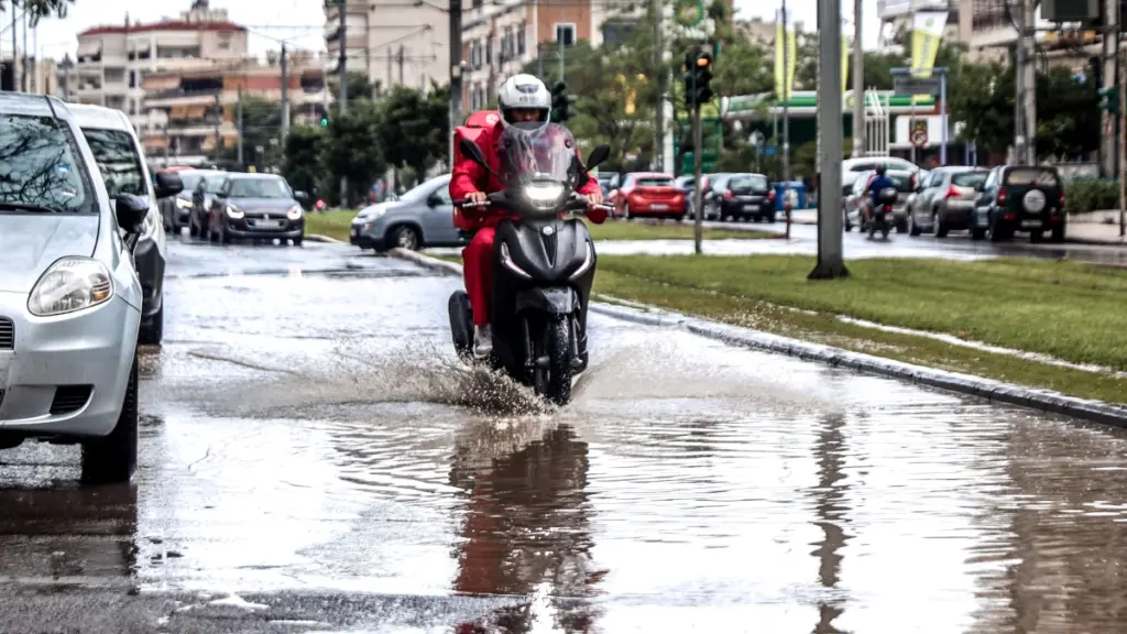 Νέα κακοκαιρία από το βράδυ με καταιγίδες, πτώση της θερμοκρασίας και χιόνια – Ποιες περιοχές κινδυνεύουν από πλημμύρες