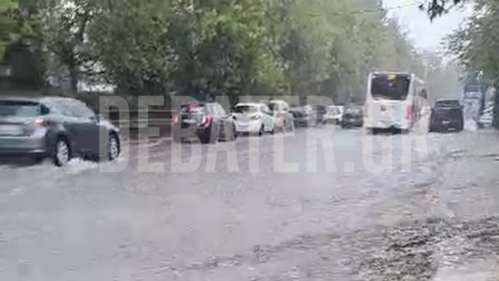 Πλημμύρισε η Μεσογείων στο ύψος της ΕΡΤ – Με δυσκολία πολίτης κρατιόταν όρθιος από την ορμή του νερού (Εικόνες)
