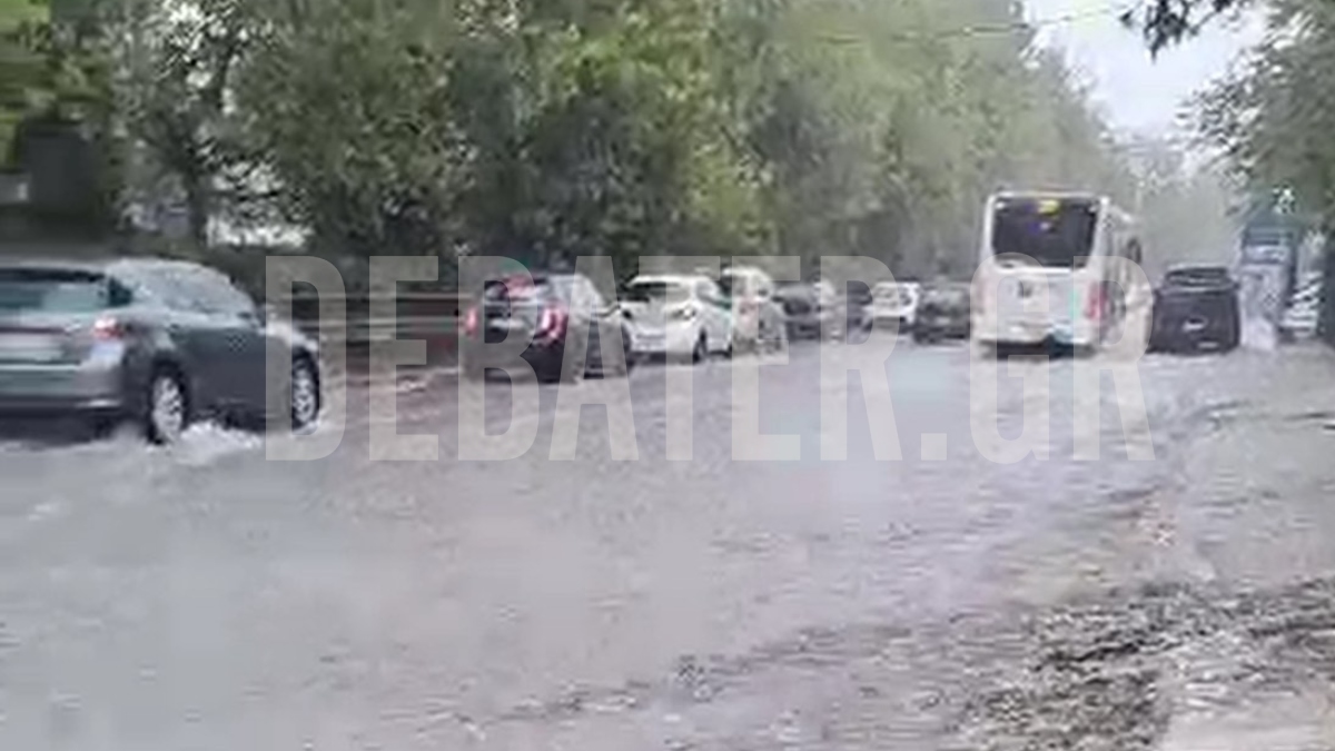 Πλημμύρισε η Μεσογείων στο ύψος της ΕΡΤ – Με δυσκολία πολίτης κρατιόταν όρθιος από την ορμή του νερού (Εικόνες)