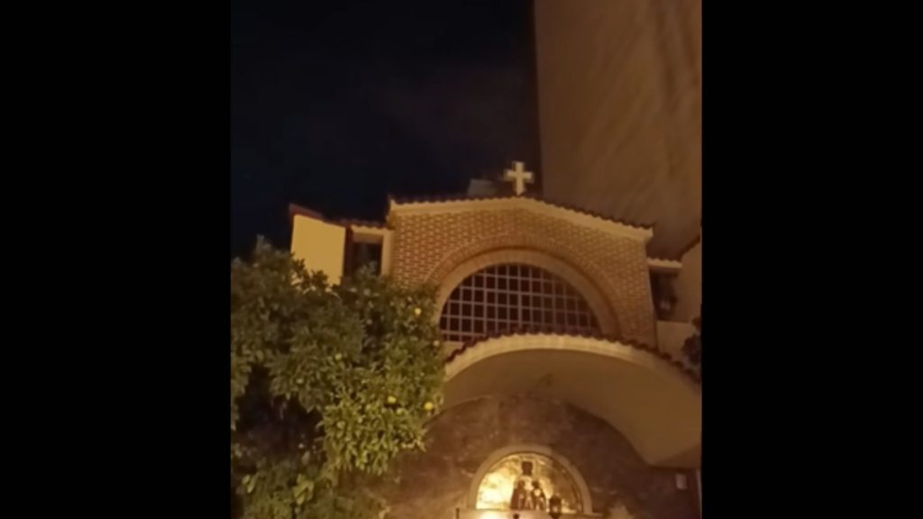 Πυροσβέστες έσωσαν την τελευταία στιγμή εκκλησία στην Καλλιθέα που πήρε φωτιά (βίντεο)