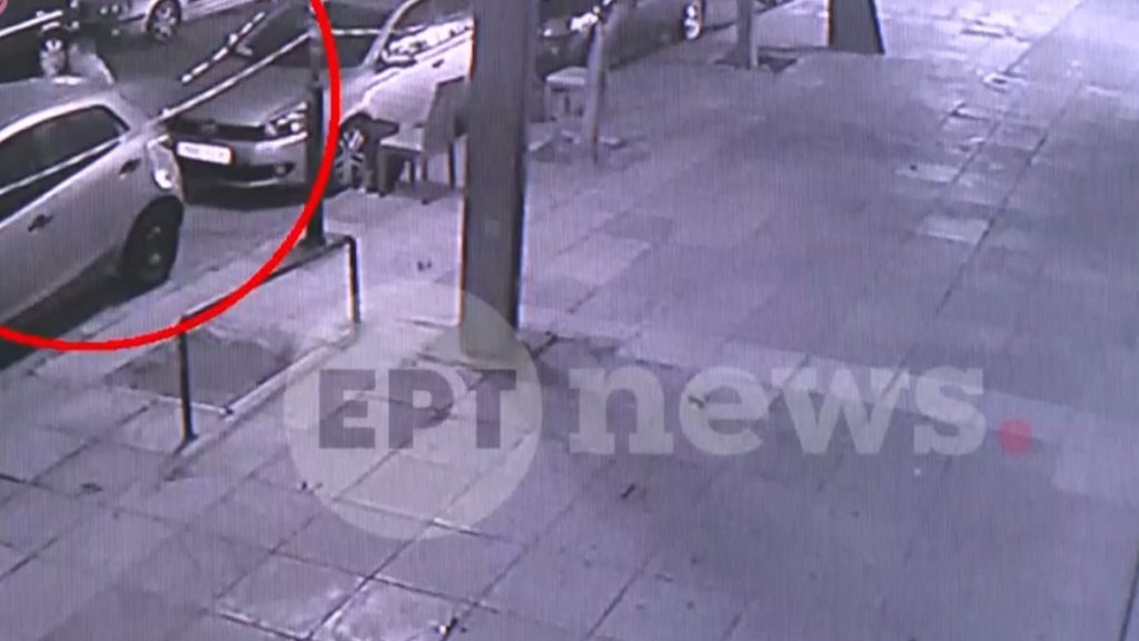 Καλλιθέα: Η στιγμή που ο 50χρονος χαράζει με μαχαίρι σταθμευμένα αυτοκίνητα – Τραυμάτισε αστυνομικό και συνελήφθη