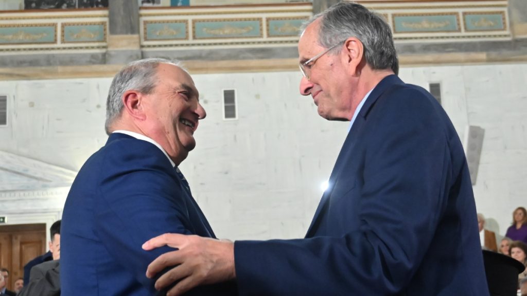 Κώστας Καραμανλής: Χειραψία με τον Αντώνη Σαμαρά σε εκδήλωση για την Άννα Ψαρούδα – Μπενάκη