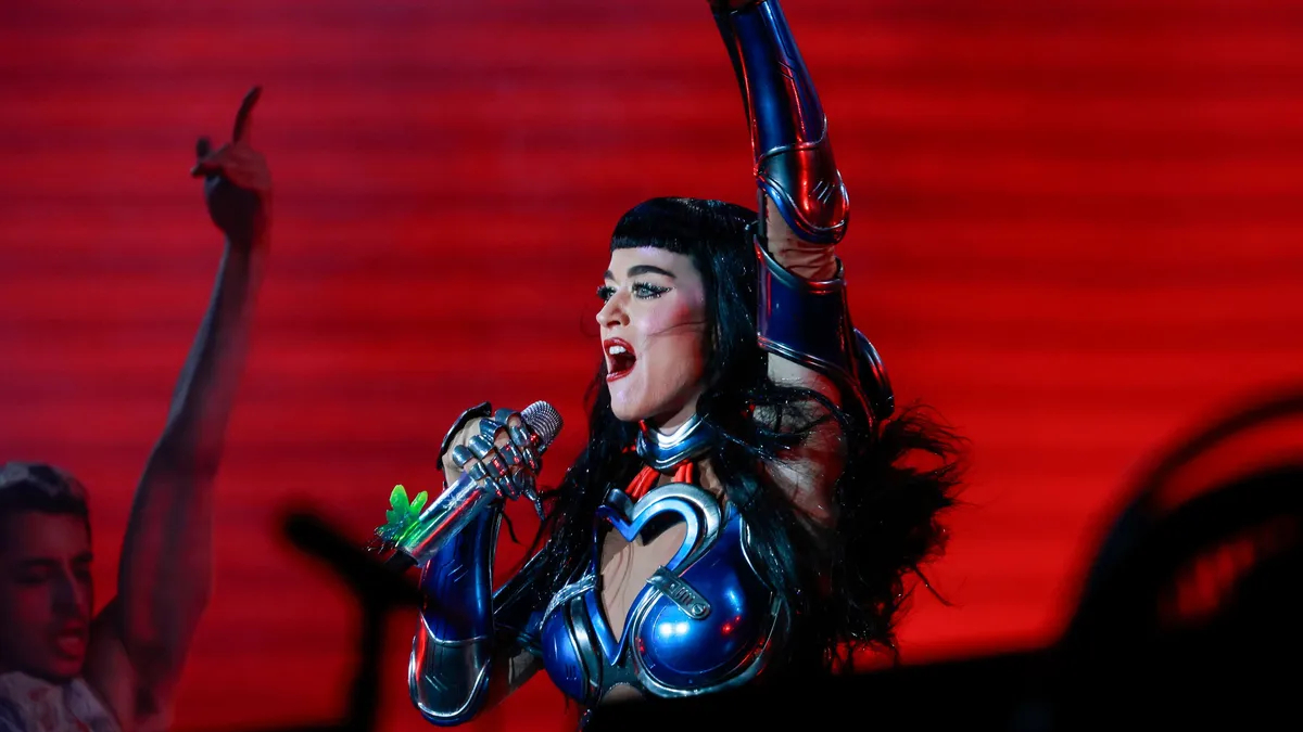 Το τεχνικό πρόβλημα στο μικρόφωνο της Katy Perry την ώρα που αιωρείται – Δείτε το βίντεο