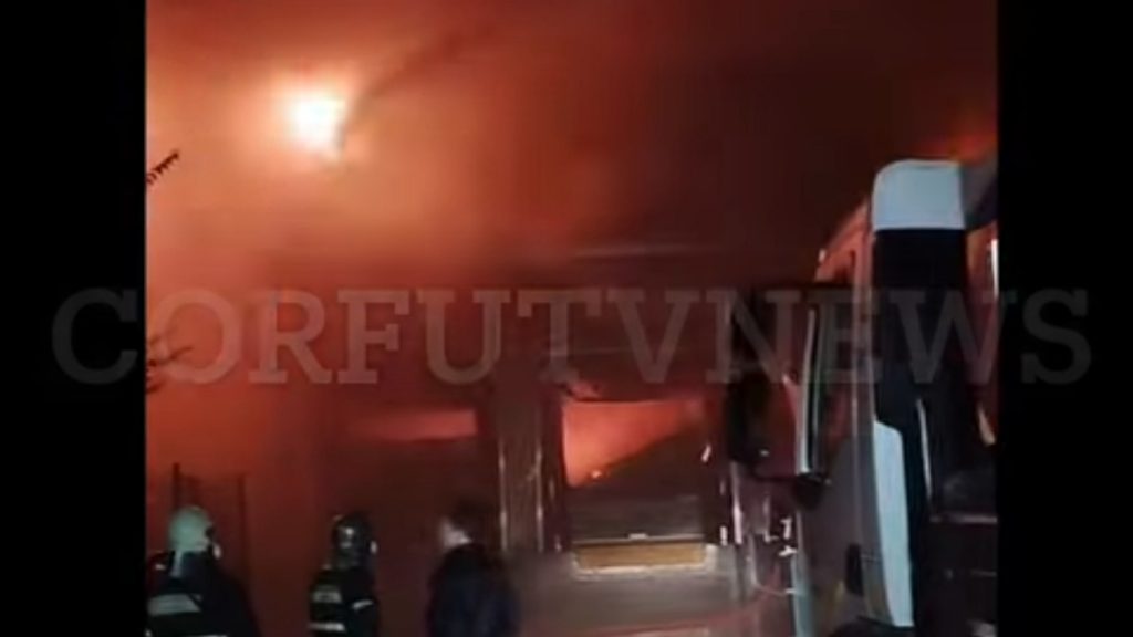 Κέρκυρα: Μαίνεται η φωτιά σε επιχείρηση με κατεψυγμένα – Μήνυμα του 112, “κλείστε πόρτες και παράθυρα” (Βίντεο)