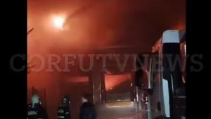 Κέρκυρα: Μαίνεται η φωτιά σε επιχείρηση με κατεψυγμένα – Μήνυμα του 112, “κλείστε πόρτες και παράθυρα” (Βίντεο)