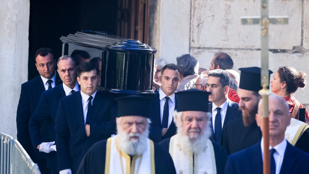 Η Ελλάδα αποχαιρετά τον Διονύση Σαββόπουλο: Αυτή την ώρα το τελευταίο χειροκρότημα – Δείτε Live εικόνα
