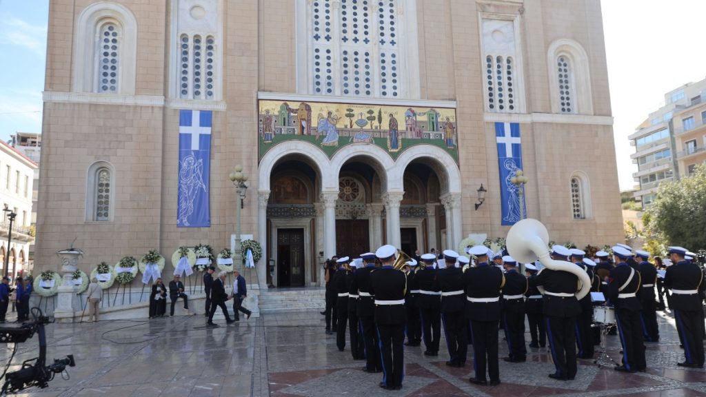 Πλήθος κόσμου αποχαιρετά τον «Νιόνιο» – Στη Μητρόπολη Αθηνών η σορός, στις 13:00 η εξόδιος ακολουθία (Εικόνες)