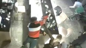 Κίεβο: Καβγάς για μια γυναίκα εξελίχθηκε σε αιματηρή συμπλοκή (Βίντεο)