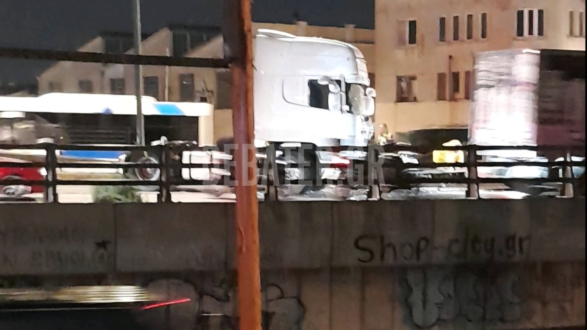 Μποτιλιάρισμα στον Κηφισό λόγω 2 τροχαίων: Νταλίκα έπεσε στις μπάρες στη Λένορμαν, σύγκρουση 2 ΙΧ στα ΚΤΕΛ